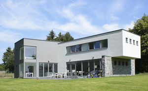 maison préfabriquée / contemporaine / en bois contrecollé en couches croisées / à 2 étages