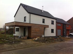 maison préfabriquée / en bois massif empilé / contemporaine / à ossature bois