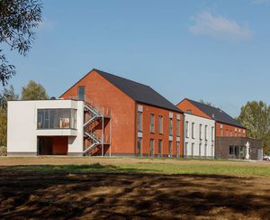 bâtiment préfabriqué / pour logement collectif / en bois / contemporain