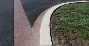 bordure de jardin / en béton à haute performance / courbée