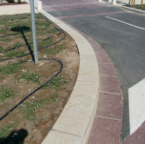 bordure de jardin / en béton à haute performance / courbée