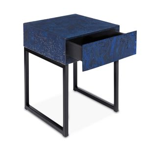 table de chevet contemporaine / en bois laqué brillant / avec piètement en métal laqué / carrée