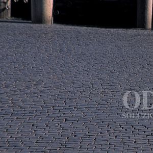 bordure de caniveau / de trottoir / en basalte / linéaire