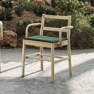 chaise design scandinave / avec accoudoirs / tapissée / en cuir