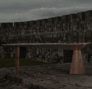 table à manger / contemporaine / en noyer / en fer