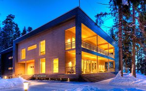 maison préfabriquée / contemporaine / en bois lamellé-collé / à 2 étages