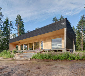 maison type / contemporaine / en bois lamellé-collé / avec terrasse
