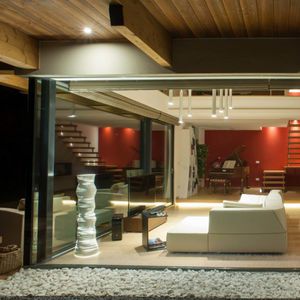 colonne lumineuse design original / en acier / à LED / d'intérieur