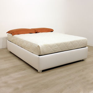 lit double / contemporain / avec base de rangement / tapissé