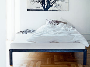 lit double / simple / contemporain / en bois laqué