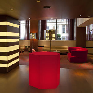 table contemporaine / en thermoplastique / hexagonale / d'extérieur