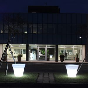pot de jardin en polyéthylène / conique / lumineux