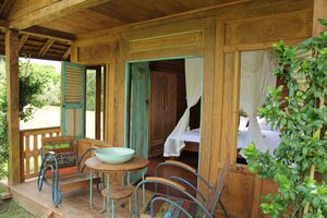 micro-maison type bungalow / aspect traditionnel / en bois / de plain-pied