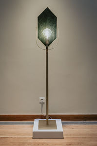 lampe sur pied / design original / en laiton brossé / en métal laqué