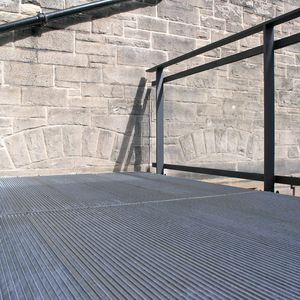 caillebotis en acier galvanisé / en acier inoxydable / pour marche d'escalier / pour passerelle