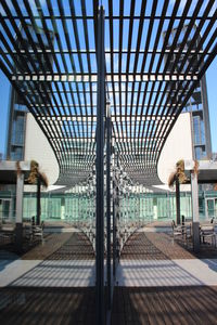 auvent pour bâtiment tertiaire / d'entrée / en métal / en bois