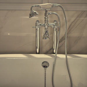mélangeur pour baignoire / à poser / au sol / en métal chromé