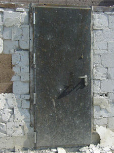 portes industrielles battantes / en acier galvanisé / résistantes aux chocs