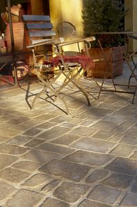 pavé en pierre naturelle / antidérapant / en matières recyclées