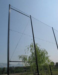 clôture pour terrain de sport / grillagée / en métal
