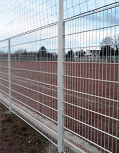 clôture pour terrain de sport / grillagée / en métal