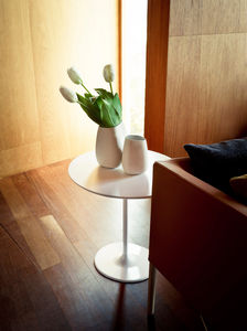 table guéridon / contemporaine / en MDF / en acier laqué