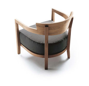 fauteuil contemporain / en bois massif / en tissu / en cuir
