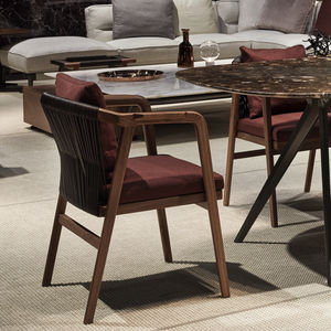 chaise de salle à manger contemporaine / tapissée / avec accoudoirs / en bois massif