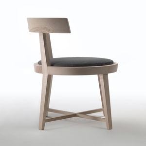 chaise contemporaine / avec revêtement amovible / en tissu / en bois massif