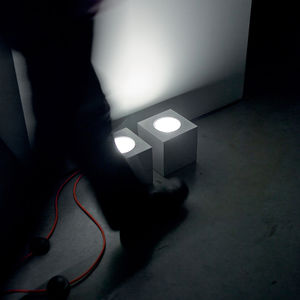 lampe de sol / contemporaine / en béton / en métal