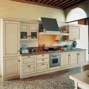 cuisine classique / en frêne / en bois massif / laquée