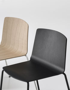 chaise contemporaine / en bois / tapissée / avec accoudoirs