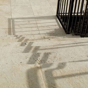 carrelage d'extérieur / pour sol / en travertin / vieilli