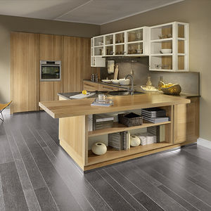 cuisine contemporaine / en bois massif / en noyer / en pierre naturelle