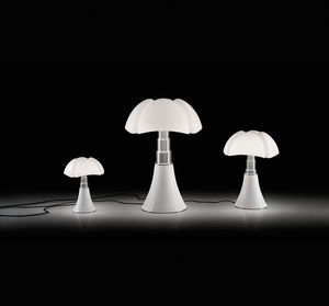 lampe de table / design original / en méthacrylate / par Gae Aulenti