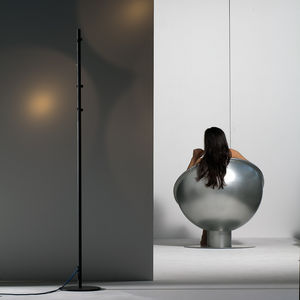 lampe sur pied / design original / en aluminium