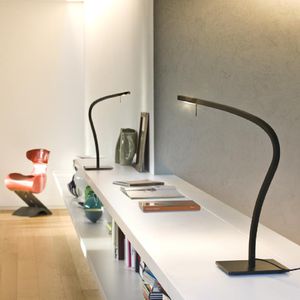lampe de table / contemporaine / en aluminium peint / en PMMA