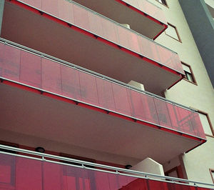balcon à panneaux / en verre