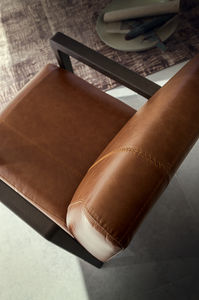 fauteuil contemporain / en bois / en tissu / en cuir