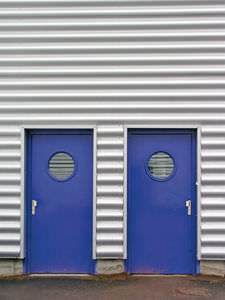 porte industrielle battante / en métal / vitrée