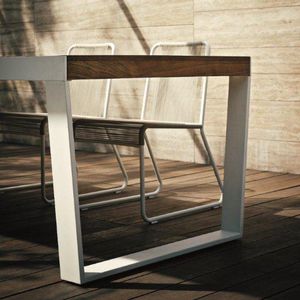 table à manger contemporaine / en teck / en acier inoxydable / avec piètement en acier inoxydable