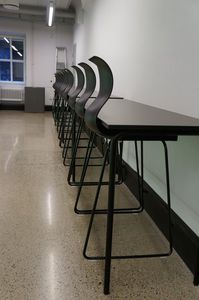 chaise de bar contemporaine / avec repose-pieds / tapissée / 100% recyclable