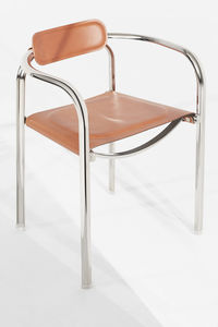 chaise contemporaine / avec accoudoirs / en cuir / en acier à revêtement par poudre