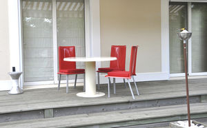 table contemporaine / en résine / en fibre de verre / en acier galvanisé