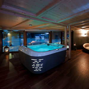 spa hors-sol / carré / 6 places / 5 places