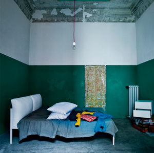 lit double / contemporain / avec tête de lit tapissée / en tissu