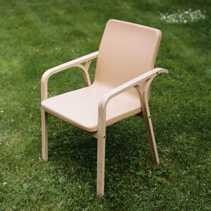 chaise contemporaine / avec accoudoirs / en hêtre / en chêne