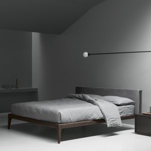 lit double / contemporain / avec tête de lit tapissée / en tissu