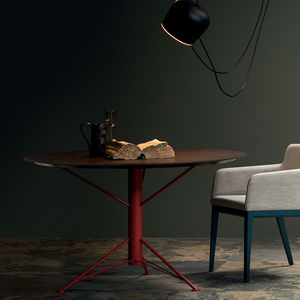 table contemporaine / en bois laqué / en orme / ronde