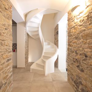 escalier en colimaçon / structure en béton / marche en béton / avec contremarche